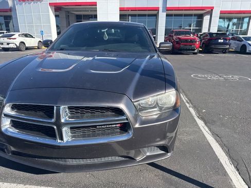 Used 2013 Dodge Charger SE w/ Sport Appearance Group image 2