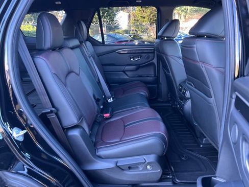 Certified 2025 Honda Pilot Black Edition image 13