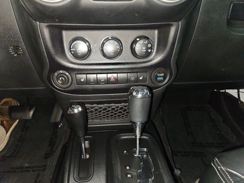 Used 2015 Jeep Wrangler Unlimited Rubicon image 19