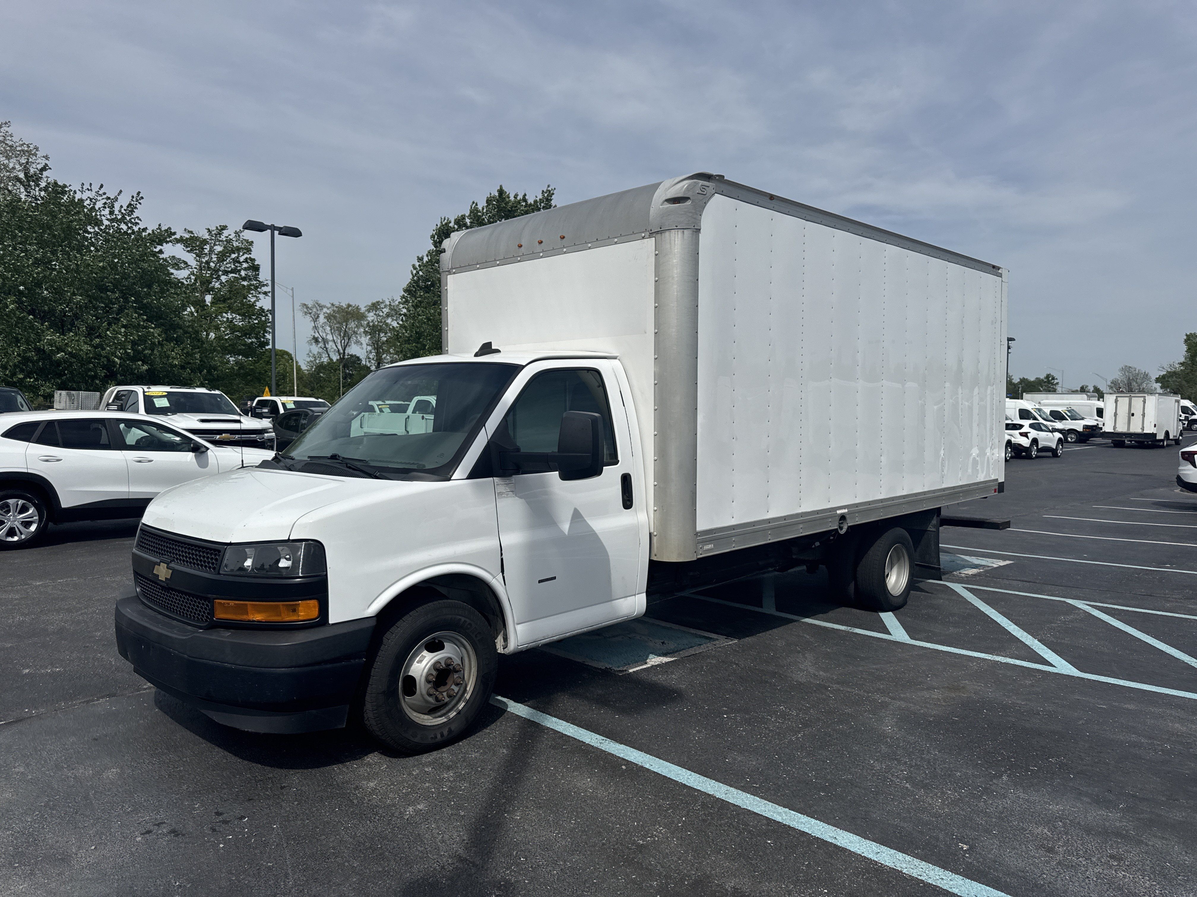 Used 2018 Chevrolet Express 3500 Extended w/ Driver Convenience Package RWD image 9