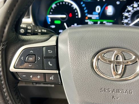 Used 2025 Toyota Sienna XLE image 18
