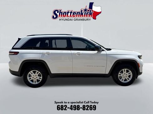Used 2022 Jeep Grand Cherokee Laredo w/ Luxury Tech Group I RWD image 5
