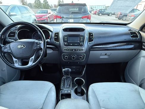 Used 2015 Kia Sorento LX image 3