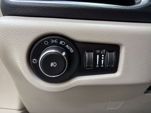 Used 2020 Chrysler Pacifica Limited image 61