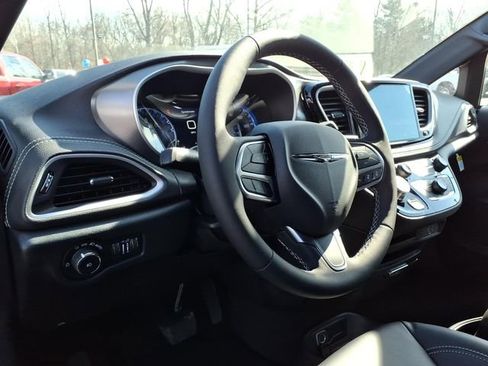 New 2026 Chrysler Pacifica Select image 14