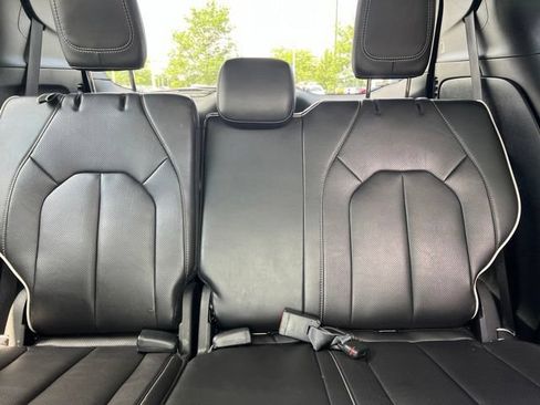 Used 2025 Chrysler Pacifica Limited FWD image 36