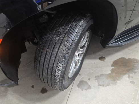 Used 2024 GMC Yukon XL SLE w/ Gmc Pro Safety Plus Package image 36