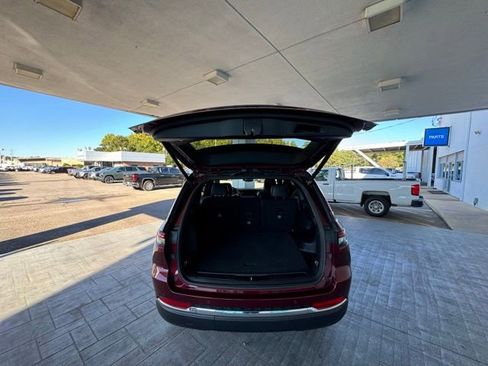 Used 2024 Jeep Grand Cherokee Limited image 9