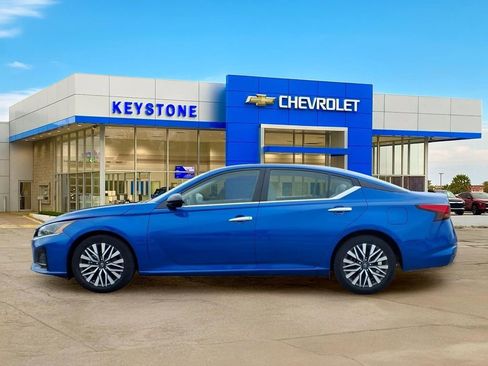 Used 2025 Nissan Altima 2.5 SV FWD image 4