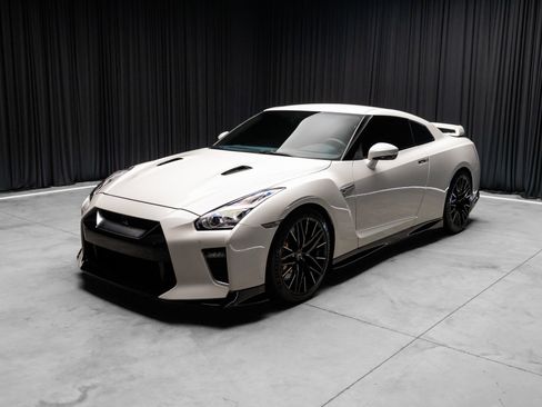Used 2020 Nissan GT-R Premium AWD/4WD image 26
