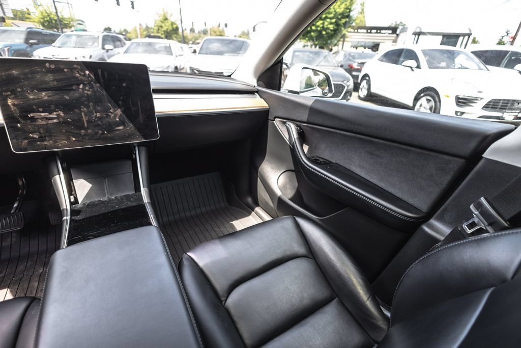 Used 2021 Tesla Model Y Long Range AWD/4WD image 18