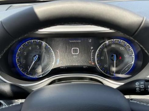 Used 2025 Chrysler Pacifica Limited FWD image 20
