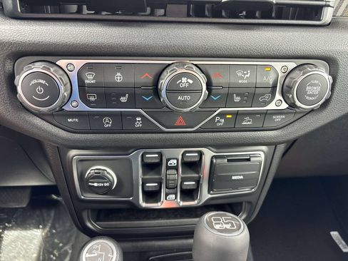 New 2026 Jeep Gladiator Sport AWD/4WD image 11