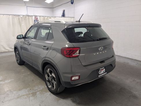 Used 2023 Hyundai Venue SEL FWD image 9