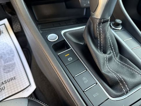 Certified 2025 Volkswagen Jetta SE FWD image 31