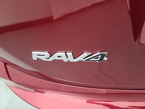 Used 2018 Toyota RAV4 LE AWD/4WD image 10