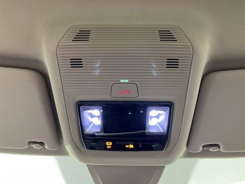 Used 2025 Volkswagen Atlas SE image 32