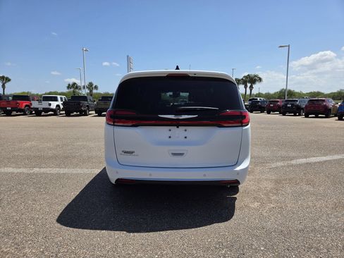 New 2026 Chrysler Pacifica Select FWD image 6
