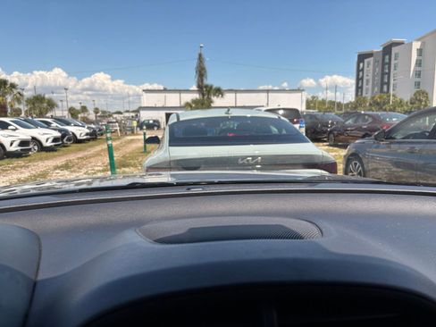 Used 2025 Kia Soul LX w/ LX Technology Package FWD image 17