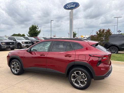 Used 2024 Chevrolet Trax LT w/ Driver Confidence Package FWD image 3