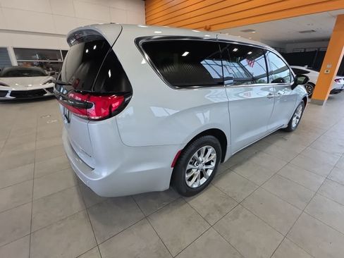 Used 2026 Chrysler Pacifica Limited FWD image 8