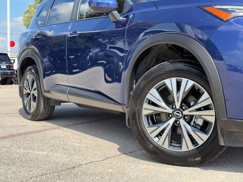 Used 2023 Nissan Rogue SV FWD image 2
