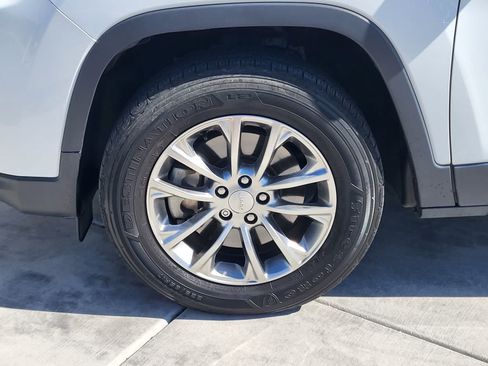 Used 2019 Jeep Cherokee Latitude Plus w/ Comfort/Convenience Group AWD/4WD image 8