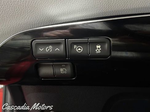 Used 2018 Toyota Prius Three FWD image 38