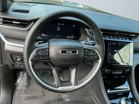 Used 2025 Jeep Grand Cherokee Laredo X AWD/4WD image 13