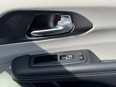 Used 2024 Chrysler Pacifica Touring-L image 16