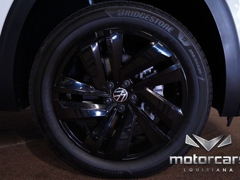 Used 2021 Volkswagen Atlas Cross Sport SE w/ 20" Black Wheels Package image 22