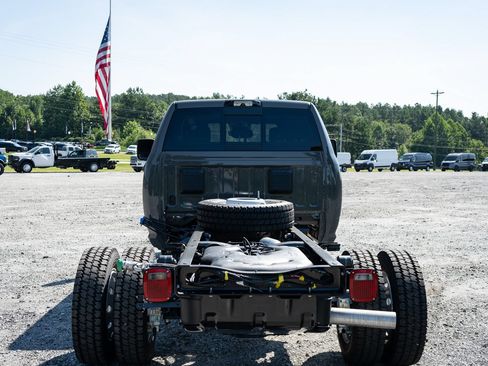 New 2026 RAM 4500 4x4 Crew Cab DRW w/ Laramie Trim Package image 8