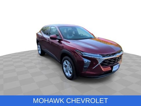 Used 2024 Chevrolet Trax LS w/ LS Convenience Package FWD image 2