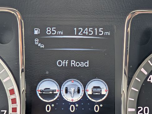 Used 2017 Nissan Titan SV image 11