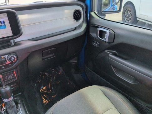 Used 2024 Jeep Gladiator Sport AWD/4WD image 17