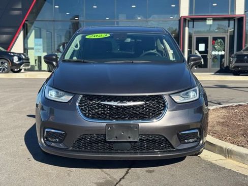 Used 2023 Chrysler Pacifica Touring-L FWD image 6
