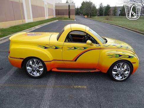 Used 2004 Chevrolet SSR w/ Preferred Equipment Group image 18