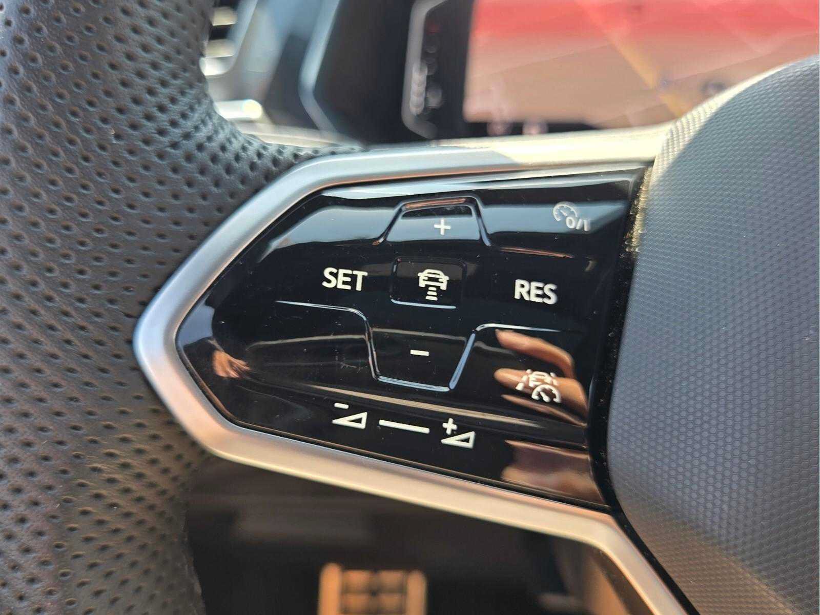 Used 2022 Volkswagen Tiguan SEL R-Line AWD/4WD image 33