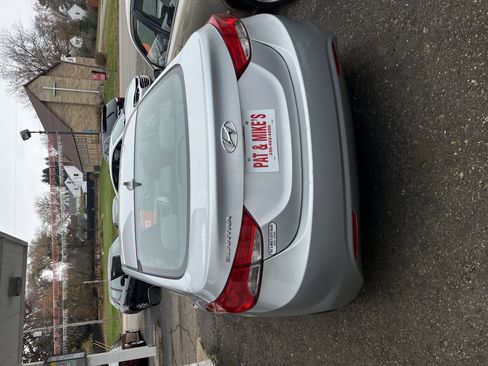 Used 2013 Hyundai Elantra GLS w/ Preferred Pkg image 2