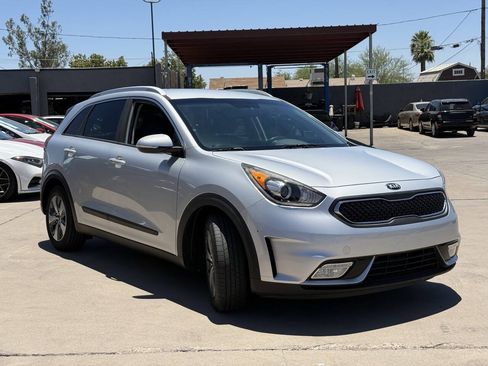 Used 2017 Kia Niro EX FWD image 2