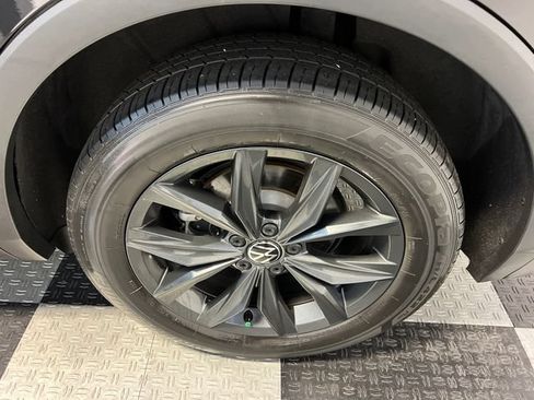 Certified 2024 Volkswagen Tiguan SE FWD image 16