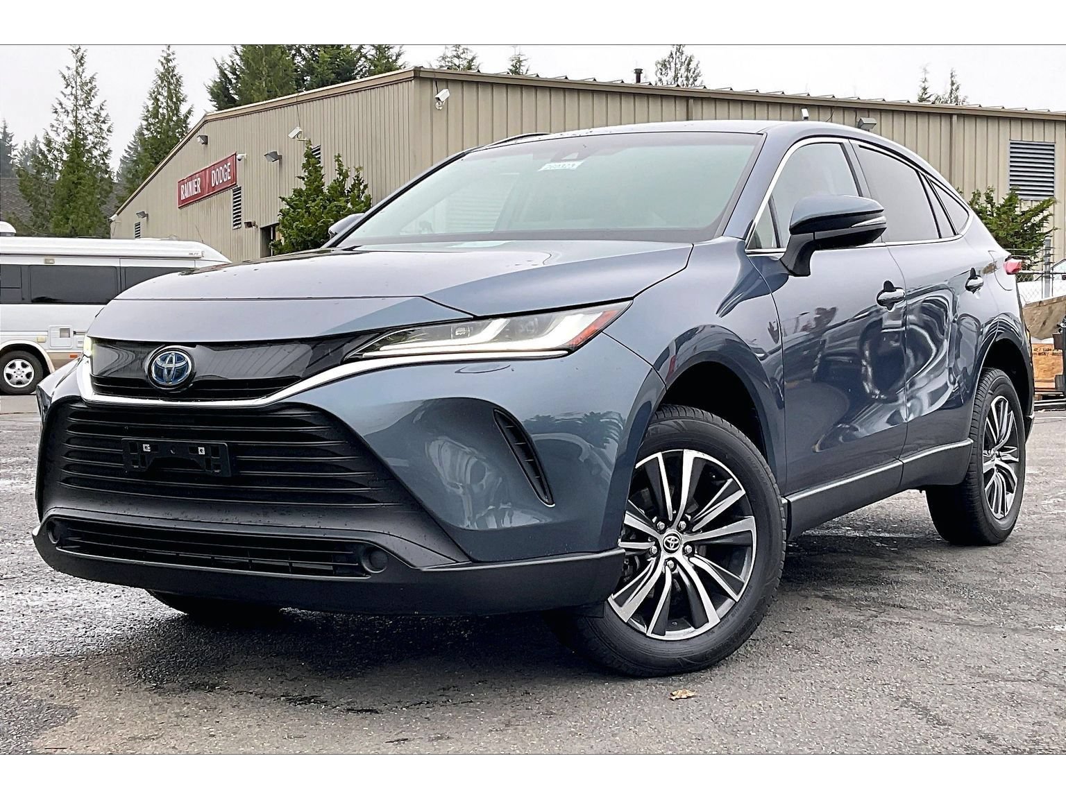 Used 2024 Toyota Venza LE AWD/4WD image 2