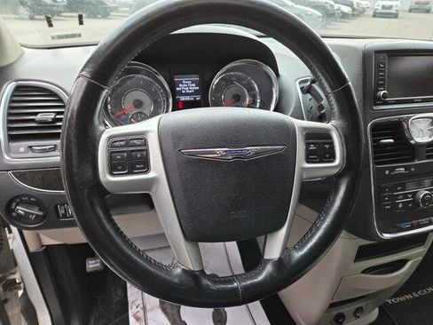 Used 2014 Chrysler Town & Country Touring w/ Driver Convenience Group FWD image 15