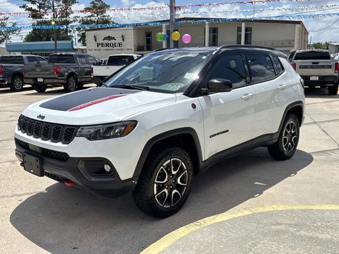 Used 2025 Jeep Compass Trailhawk image 3