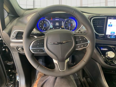 New 2026 Chrysler Pacifica Pinnacle image 17