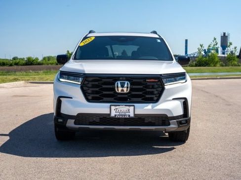 Used 2025 Honda Pilot TrailSport image 2