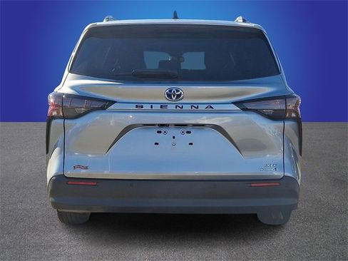Used 2023 Toyota Sienna XLE image 5