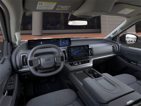 New 2025 Ford Expedition Active image 9
