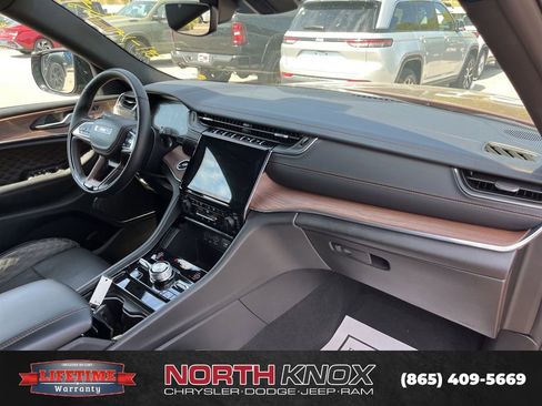 Used 2025 Jeep Grand Cherokee Summit image 9