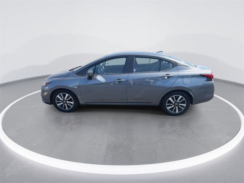 Used 2022 Nissan Versa SV image 5